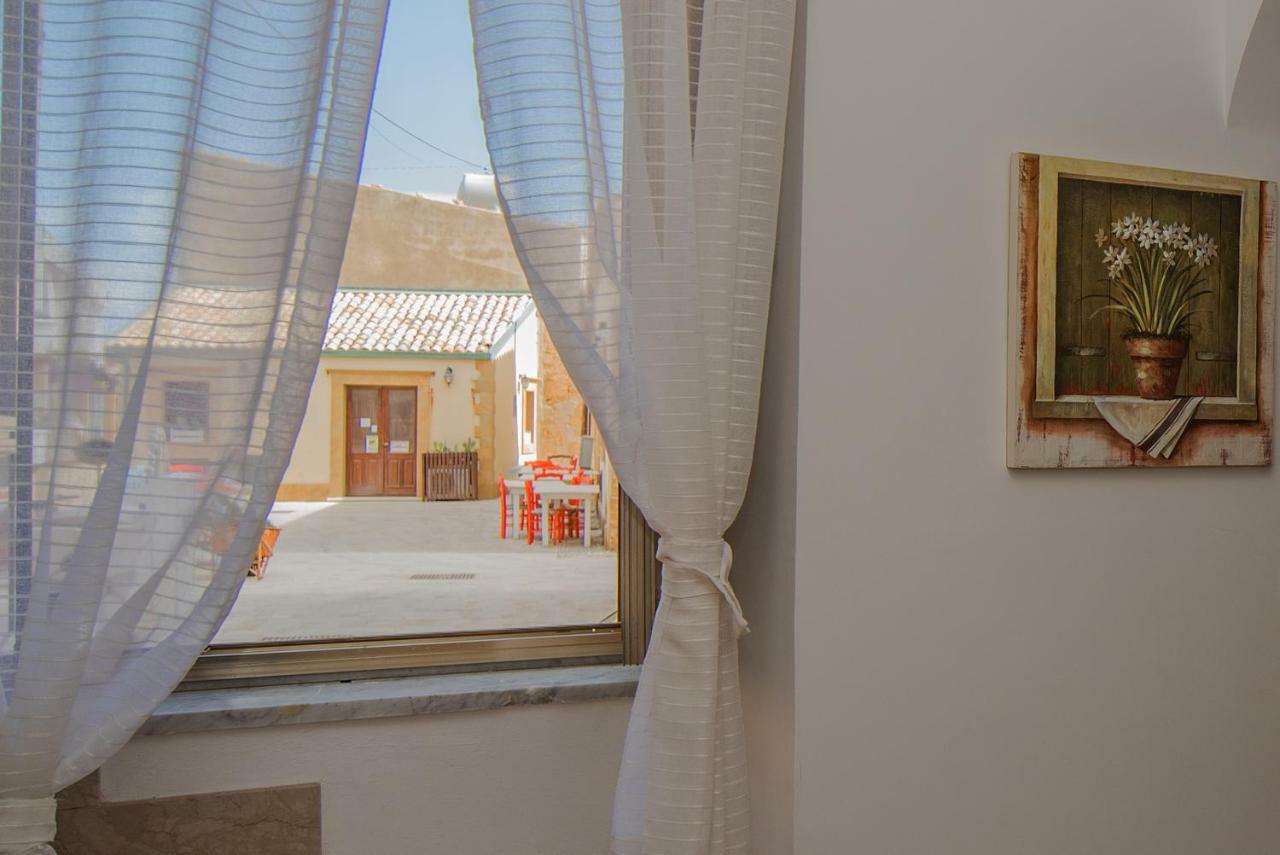 Un Affaccio Sul Borgo Apartment Marzamemi Bagian luar foto